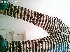 teen 18+ girl spied while pissing