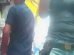 NALGONCITA COMIENDO EN LA CALLE.